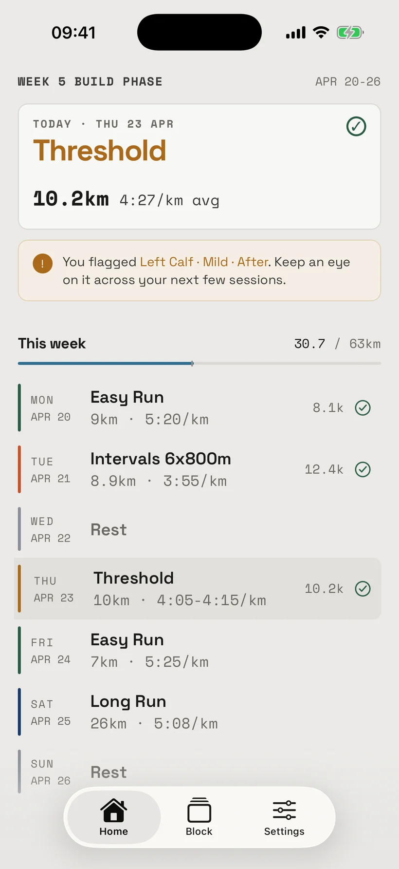 Steady's Home screen: week 5 of a build phase, today's threshold run done at 10.2 km and 4:27 per km, and the rest of the week below.